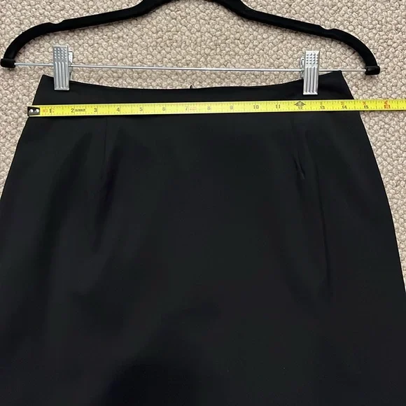 Classic Black Knee-Length Pencil Skirt for the Office - Picture 3 of 11